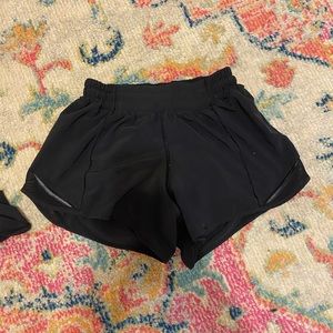 Black,lululemon, 4 inch hotty hot shorts